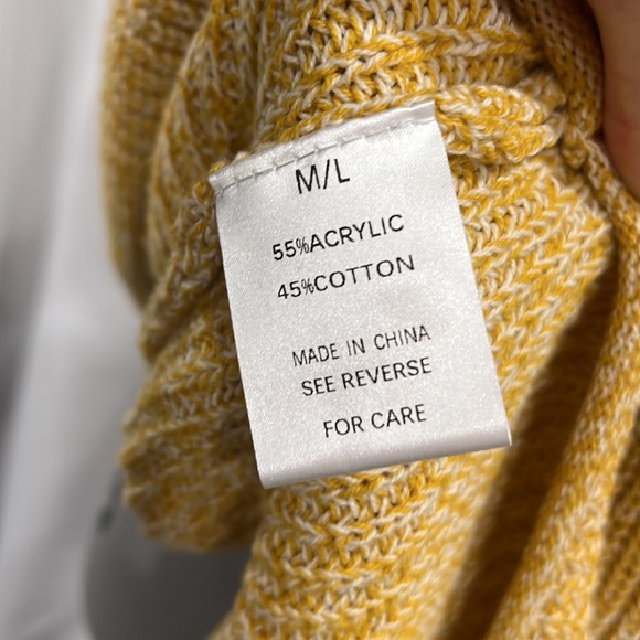 Never worn sweater but no ticket attached - Picture 5 of 8